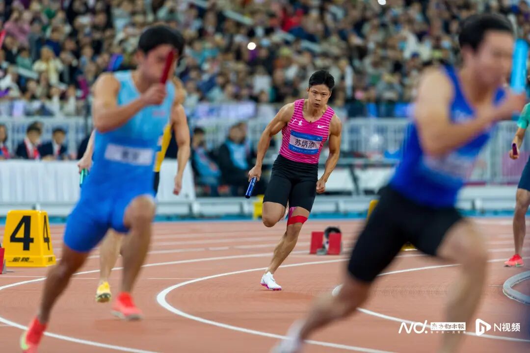11月20日,广东奥体中心,十五运会田径项目男子4x100米接力决赛,由苏炳添、刘洪熙、施君豪、陈冠锋组成的广东队以38秒71的成绩排名第四,遗憾未能站上领奖台。这是36岁的苏炳添第五次参加全运会,此前他曾多次表示,本届全运会将是自己职业生涯的“最后一舞”。比赛结束后,现场数万名观众用持久而热烈的掌声和欢呼向这位“亚洲飞人”致敬。 11月20日,广东奥体中心,十五运会田径项目男子4x100米接力决赛,由苏炳添、刘洪熙、施君豪、陈冠锋组成的广东队以38秒71的成绩排名第四,遗憾未能站上领奖台。这是36岁的苏炳添第五次参加全运会,此前他曾多次表示,本届全运会将是自己职业生涯的“最后一舞”。比赛结束后,现场数万名观众用持久而热烈的掌声和欢呼向这位“亚洲飞人”致敬。