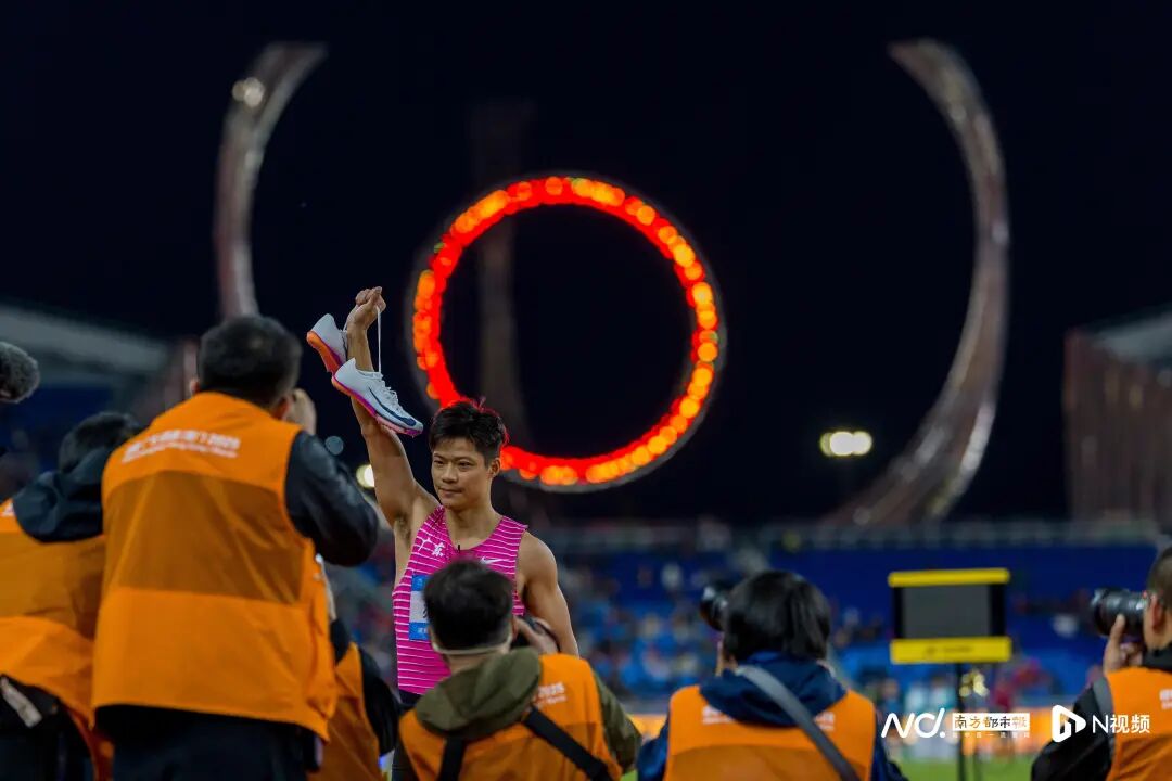 11月20日,广东奥体中心,十五运会田径项目男子4x100米接力决赛,由苏炳添、刘洪熙、施君豪、陈冠锋组成的广东队以38秒71的成绩排名第四,遗憾未能站上领奖台。这是36岁的苏炳添第五次参加全运会,此前他曾多次表示,本届全运会将是自己职业生涯的“最后一舞”。比赛结束后,现场数万名观众用持久而热烈的掌声和欢呼向这位“亚洲飞人”致敬。 11月20日,广东奥体中心,十五运会田径项目男子4x100米接力决赛,由苏炳添、刘洪熙、施君豪、陈冠锋组成的广东队以38秒71的成绩排名第四,遗憾未能站上领奖台。这是36岁的苏炳添第五次参加全运会,此前他曾多次表示,本届全运会将是自己职业生涯的“最后一舞”。比赛结束后,现场数万名观众用持久而热烈的掌声和欢呼向这位“亚洲飞人”致敬。