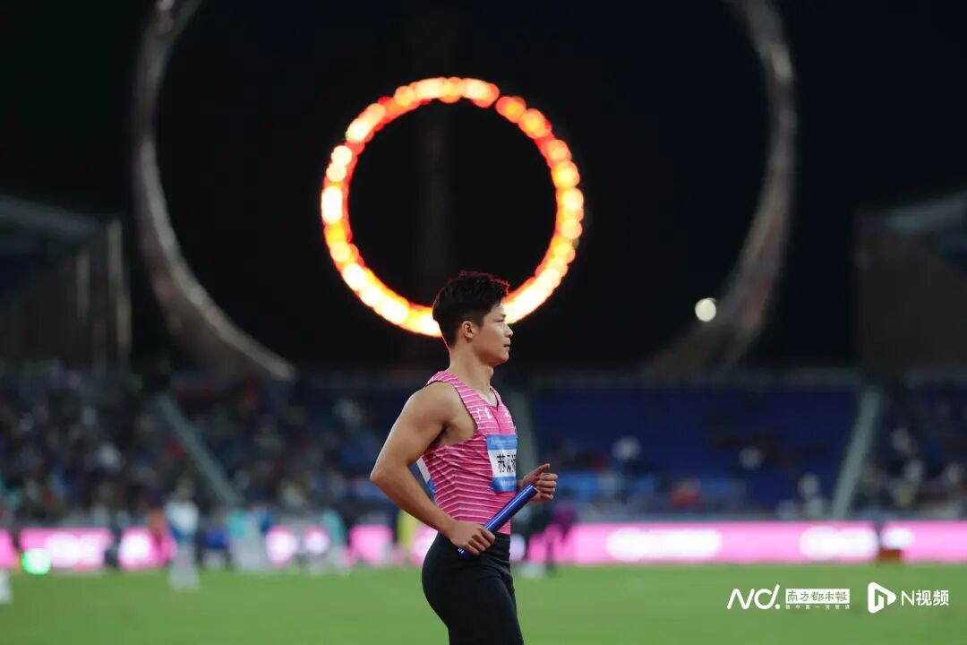 11月20日,广东奥体中心,十五运会田径项目男子4x100米接力决赛,由苏炳添、刘洪熙、施君豪、陈冠锋组成的广东队以38秒71的成绩排名第四,遗憾未能站上领奖台。这是36岁的苏炳添第五次参加全运会,此前他曾多次表示,本届全运会将是自己职业生涯的“最后一舞”。比赛结束后,现场数万名观众用持久而热烈的掌声和欢呼向这位“亚洲飞人”致敬。 11月20日,广东奥体中心,十五运会田径项目男子4x100米接力决赛,由苏炳添、刘洪熙、施君豪、陈冠锋组成的广东队以38秒71的成绩排名第四,遗憾未能站上领奖台。这是36岁的苏炳添第五次参加全运会,此前他曾多次表示,本届全运会将是自己职业生涯的“最后一舞”。比赛结束后,现场数万名观众用持久而热烈的掌声和欢呼向这位“亚洲飞人”致敬。