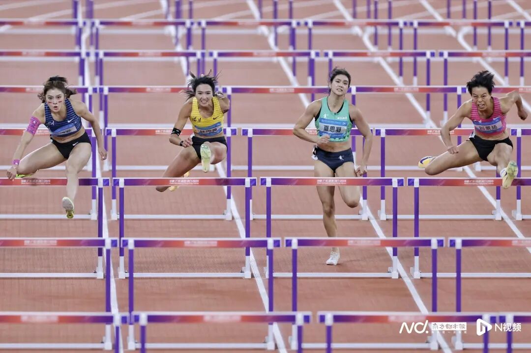 11月19日,广东奥体中心,十五运会田径项目女子100米栏决赛,广东选手刘景扬以12秒81的个人最好成绩爆冷摘得金牌,夺冠大热、四川选手吴艳妮获得银牌,上届冠军、福建选手林雨薇收获铜牌。尽管因为痛失金牌“给自己打0分”,颁奖仪式上“暴风哭泣”,但在赛后第一时间,吴艳妮还是为对手送上祝福,全部8名决赛选手一起手拉手,用最甜美的微笑向现场观众致谢。 11月19日,广东奥体中心,十五运会田径项目女子100米栏决赛,广东选手刘景扬以12秒81的个人最好成绩爆冷摘得金牌,夺冠大热、四川选手吴艳妮获得银牌,上届冠军、福建选手林雨薇收获铜牌。尽管因为痛失金牌“给自己打0分”,颁奖仪式上“暴风哭泣”,但在赛后第一时间,吴艳妮还是为对手送上祝福,全部8名决赛选手一起手拉手,用最甜美的微笑向现场观众致谢。