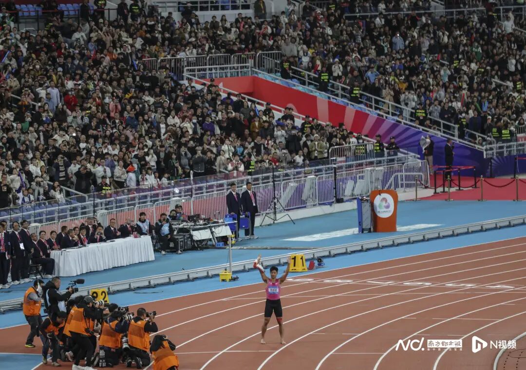 11月20日,广东奥体中心,十五运会田径项目男子4x100米接力决赛,由苏炳添、刘洪熙、施君豪、陈冠锋组成的广东队以38秒71的成绩排名第四,遗憾未能站上领奖台。这是36岁的苏炳添第五次参加全运会,此前他曾多次表示,本届全运会将是自己职业生涯的“最后一舞”。比赛结束后,现场数万名观众用持久而热烈的掌声和欢呼向这位“亚洲飞人”致敬。 11月20日,广东奥体中心,十五运会田径项目男子4x100米接力决赛,由苏炳添、刘洪熙、施君豪、陈冠锋组成的广东队以38秒71的成绩排名第四,遗憾未能站上领奖台。这是36岁的苏炳添第五次参加全运会,此前他曾多次表示,本届全运会将是自己职业生涯的“最后一舞”。比赛结束后,现场数万名观众用持久而热烈的掌声和欢呼向这位“亚洲飞人”致敬。
