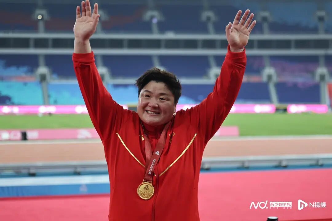 11月16日,广东奥体中心,十五运会田径项目女子铅球决赛,36岁的奥运冠军、河北名将巩立姣以19米68的成绩夺冠,实现了全运会五连冠。巩立姣赛后泪洒赛场。她在接受采访时透露:“今天是我母亲离开我的第288天。希望这块金牌她能看到,和她一起分享。”一天后,巩立姣宣布正式退役,结束了自己25年的运动生涯。 11月16日,广东奥体中心,十五运会田径项目女子铅球决赛,36岁的奥运冠军、河北名将巩立姣以19米68的成绩夺冠,实现了全运会五连冠。巩立姣赛后泪洒赛场。她在接受采访时透露:“今天是我母亲离开我的第288天。希望这块金牌她能看到,和她一起分享。”一天后,巩立姣宣布正式退役,结束了自己25年的运动生涯。