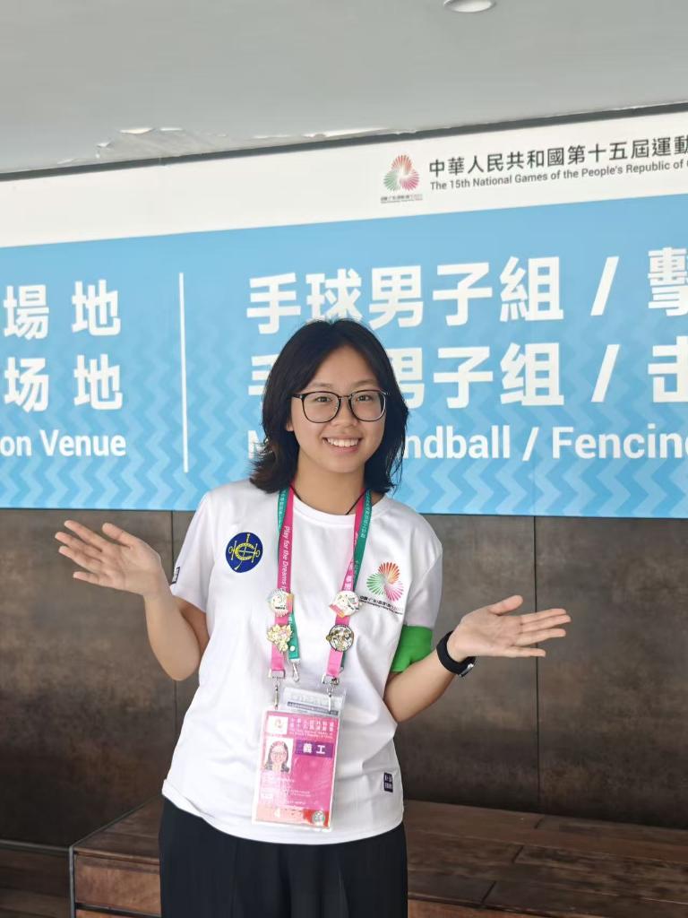 11月4日,许欣娴在香港启德体育园的男子手球赛场入口指引观众入场。(受访者供图) 11月4日,许欣娴在香港启德体育园的男子手球赛场入口指引观众入场。(受访者供图)