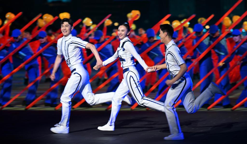 11月21日,演员在闭幕式现场表演。新华社记者 张龙 摄 11月21日,演员在闭幕式现场表演。新华社记者 张龙 摄