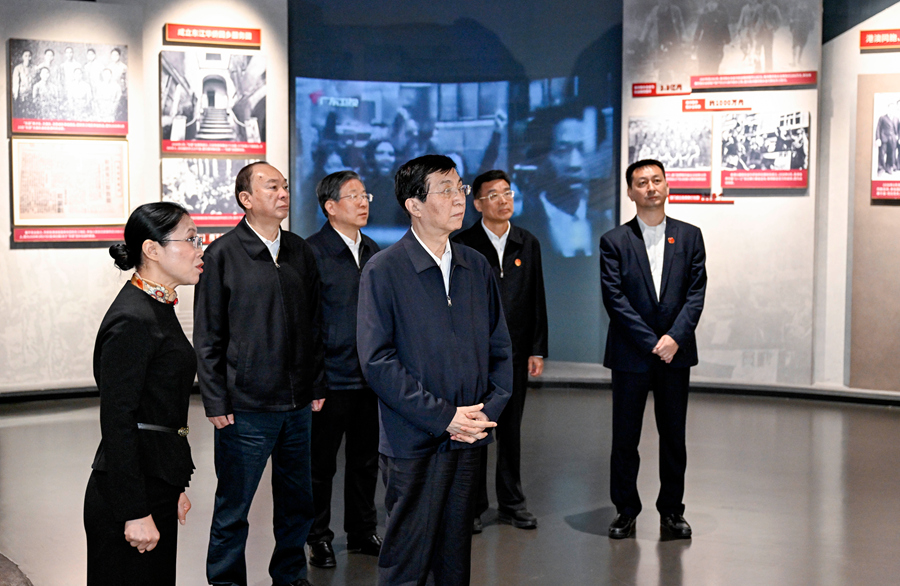 11月21日至23日,中共中央政治局常委、全国政协主席王沪宁在广东深圳、惠州调研。这是11月23日,王沪宁在惠州参观东江纵队纪念馆。新华社记者 殷博古 摄 11月21日至23日,中共中央政治局常委、全国政协主席王沪宁在广东深圳、惠州调研。这是11月23日,王沪宁在惠州参观东江纵队纪念馆。新华社记者 殷博古 摄