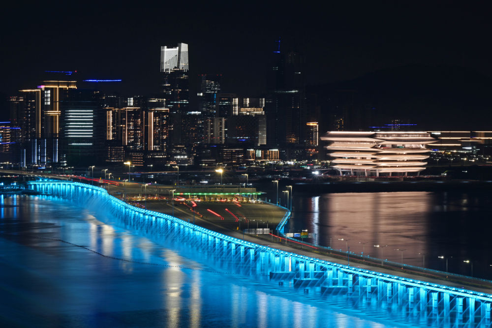 11月21日拍摄的广东深圳前海湾夜景。新华社记者 郝源 摄 11月21日拍摄的广东深圳前海湾夜景。新华社记者 郝源 摄