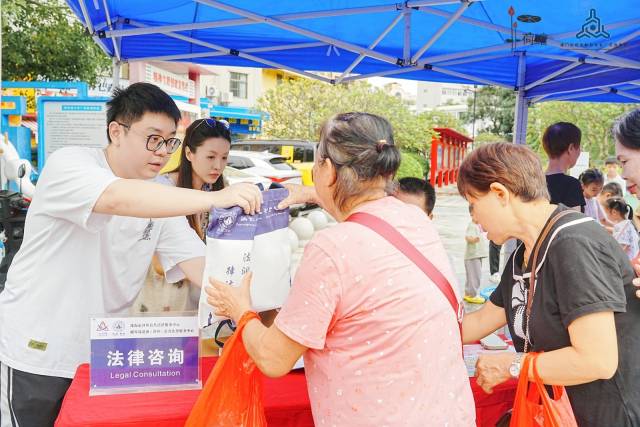 中心提供法律咨询服务。 受访者 供图