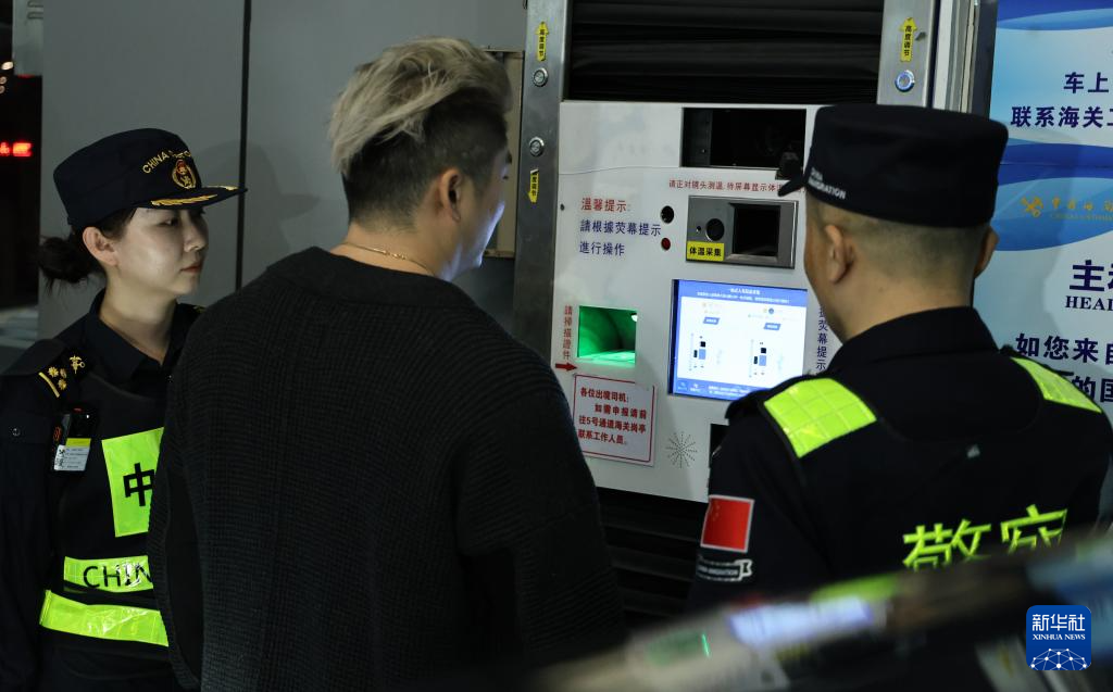 12月23日,“粤车南下”入境香港市区的首位通关车主彭先生(中)在“一站式”通道办理通关手续。新华社记者 黄国保 摄 12月23日,“粤车南下”入境香港市区的首位通关车主彭先生(中)在“一站式”通道办理通关手续。新华社记者 黄国保 摄
