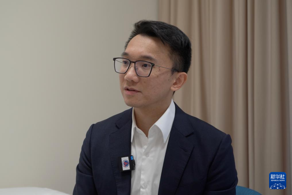 在深圳和睦家医院,新风天域集团大湾区首席运营官萧毅晃接受记者采访(2025年11月27日摄)。新华社发(龙镜伊摄) 在深圳和睦家医院,新风天域集团大湾区首席运营官萧毅晃接受记者采访(2025年11月27日摄)。新华社发(龙镜伊摄)