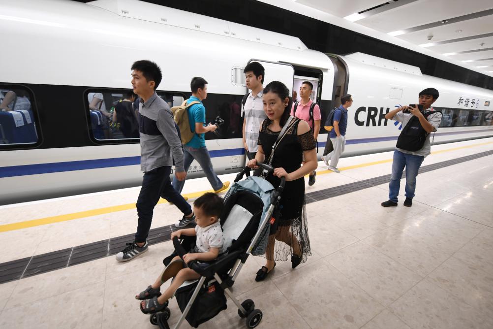 2018年9月23日，G5711次高铁列车乘客抵达香港西九龙站。新华社记者 毛思倩 摄