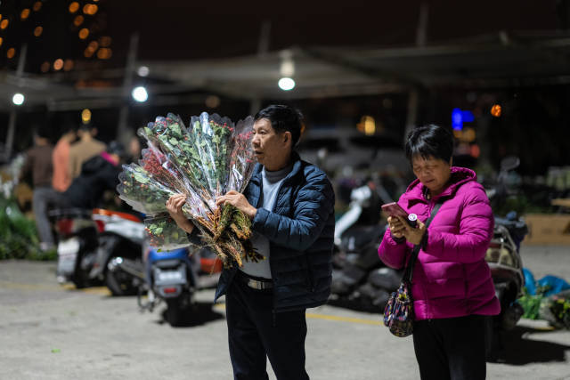 凌晨一点到四点,不少人陆陆续续来到现场选花。 凌晨一点到四点,不少人陆陆续续来到现场选花。