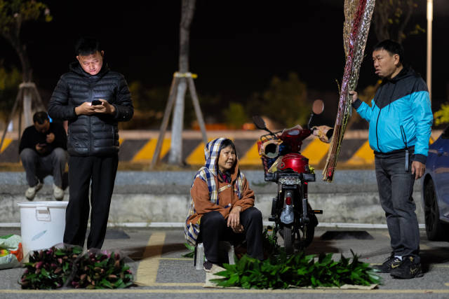 在湾仔码头现场摆摊的鲜花从业者们。 在湾仔码头现场摆摊的鲜花从业者们。