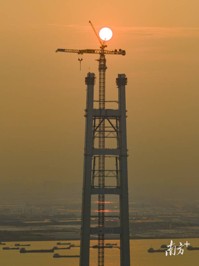 夕阳西下,狮子洋大桥主塔矗立狮子洋畔。 夕阳西下,狮子洋大桥主塔矗立狮子洋畔。