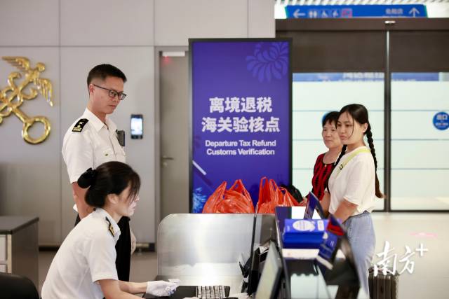 境外游客在中山客运口岸离境退税海关核验点等待核验。 境外游客在中山客运口岸离境退税海关核验点等待核验。